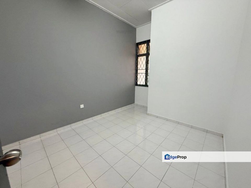 Single storey terrace house in Taman Senai Utama for sale , Johor, Senai