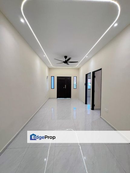 Single storey terrace house in Taman universiti ,Jalan penyiaran for sale , Johor, Skudai