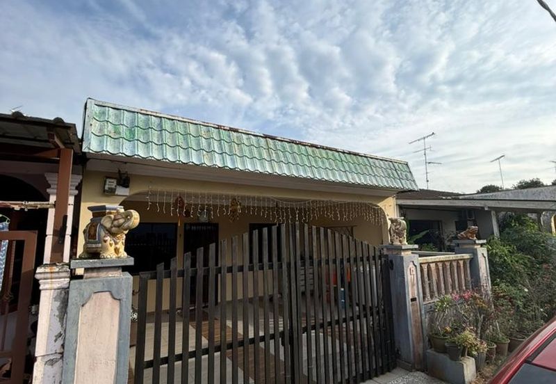 Single storey low cost house in Taman Aman Senai for sale 