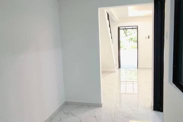Double storey low cost terrace house in Taman Sri Makmur for sale 