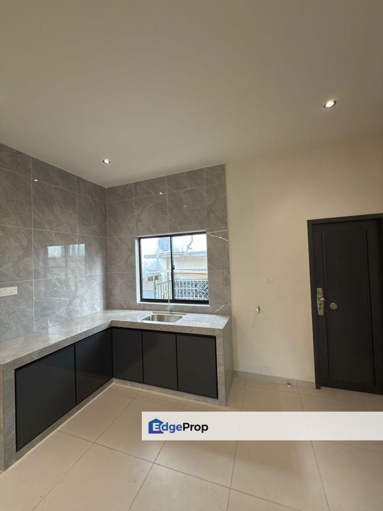 Single storey low cost house in Taman Dahlia for sale , Johor, Tampoi