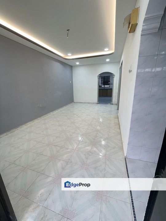 Single storey low cost house in Taman universiti for sale , Johor, Skudai