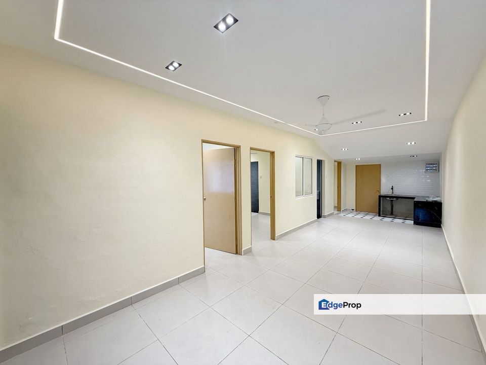 Single storey low cost house in Jalan perwira, Taman ungku tun aminah for sale , Johor, Skudai