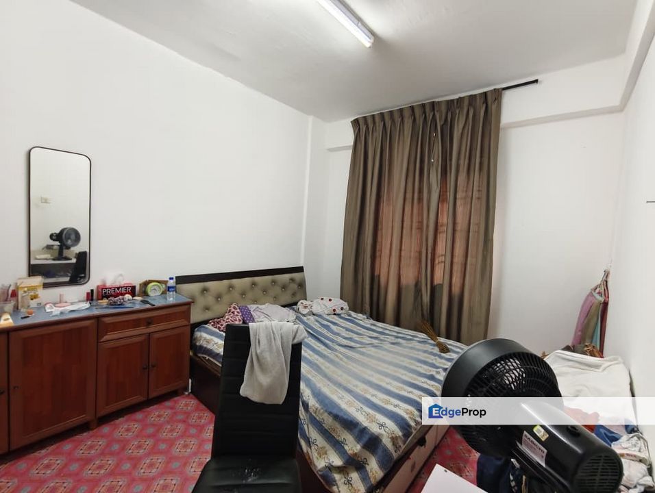 3 bedrooms flat in Taman Pelangi Indah for sale , Johor, Ulu Tiram