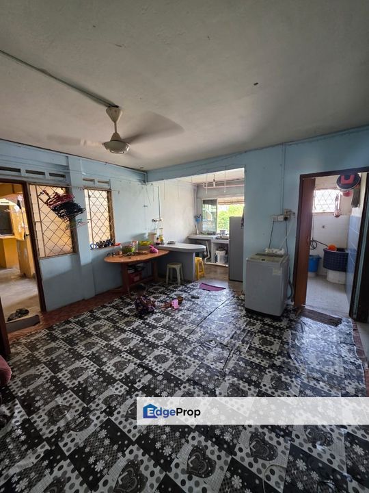 2 bedrooms flat (level 1) in Bandar selesa Jaya for sale , Johor, Skudai