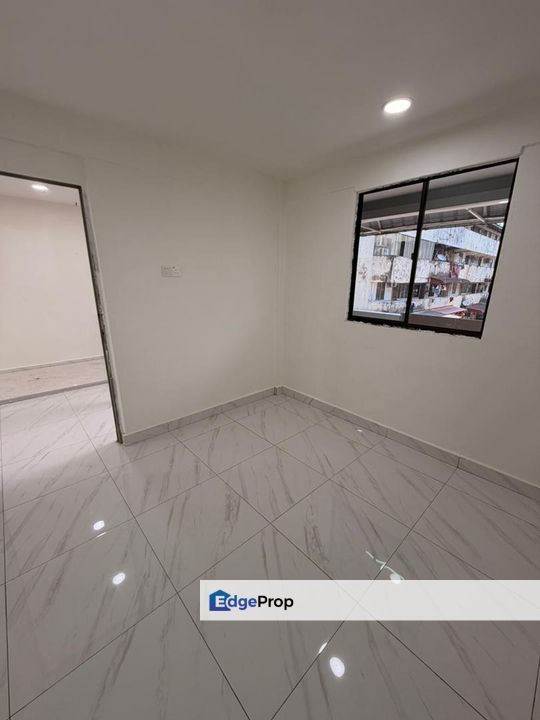 Level 1,low cost flat in Taman Ungku Tun Aminah for sale , Johor, Johor Bahru