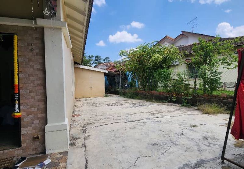 Single Storey Terrace House corner lot in Taman Bukit Indah for sale