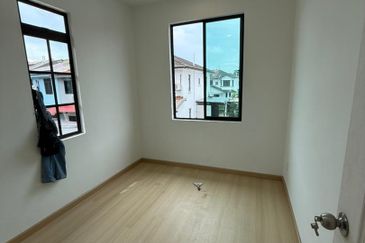 Double Storey Terrace House Endlot with land in Taman Bukit Indah for sale