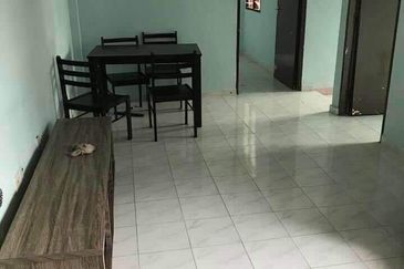 Kenari Flat in Kangkar Pulai for sale 