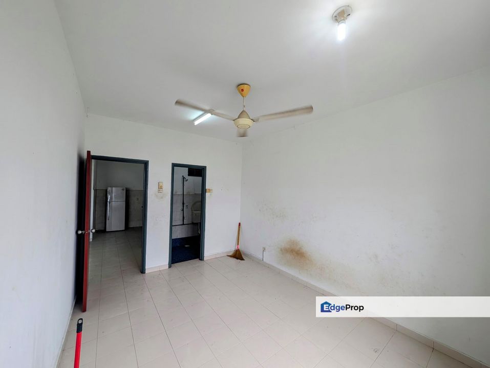 3 bedrooms unit in Villa Krystal apartment, Bandar Selesa Jaya for sale , Johor, Skudai