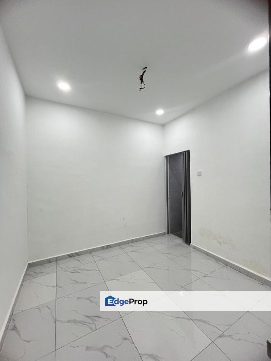 Single storey terrace house in Taman universiti for sale , Johor, Skudai