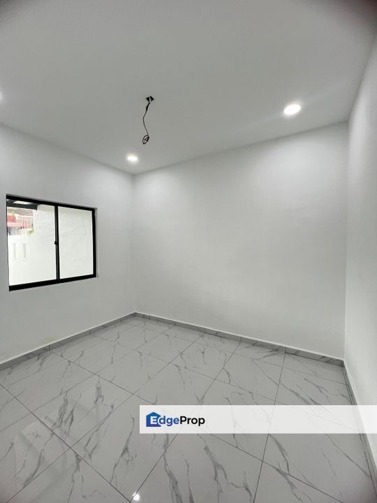 Single storey terrace house in Taman universiti for sale , Johor, Skudai