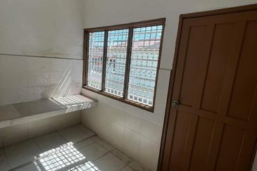 Pusing Batu Gajah Double Storey Corner House For Rent Perak