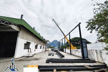 Corner lot light industrial factory Seri Rapat