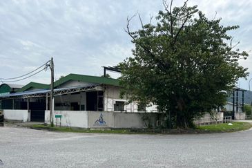 Corner lot light industrial factory Seri Rapat