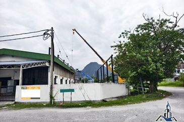 Corner lot light industrial factory Seri Rapat