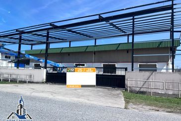 Corner lot light industrial factory Seri Rapat