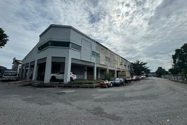 Corner Single Storey Shop in Silibin