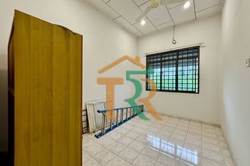 Jalan Junid Double Storey Terrace House For Sale in Muar，Freehold，5 Bedrooms & 3 Bathrooms