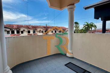 Jalan Junid Double Storey Terrace House For Sale in Muar，Freehold，5 Bedrooms & 3 Bathrooms