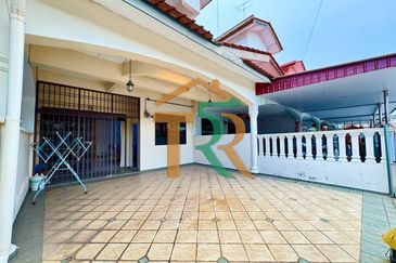 Jalan Junid Double Storey Terrace House For Sale in Muar，Freehold，5 Bedrooms & 3 Bathrooms