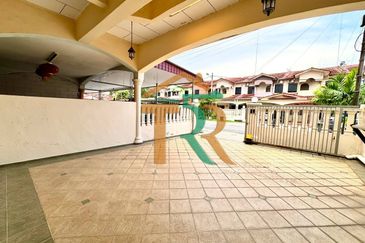 Jalan Junid Double Storey Terrace House For Sale in Muar，Freehold，5 Bedrooms & 3 Bathrooms