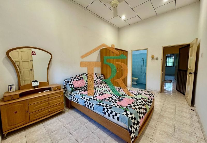 Jalan Junid Double Storey Terrace House For Sale in Muar，Freehold，5 Bedrooms & 3 Bathrooms