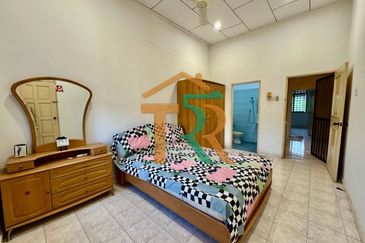 Jalan Junid Double Storey Terrace House For Sale in Muar，Freehold，5 Bedrooms & 3 Bathrooms