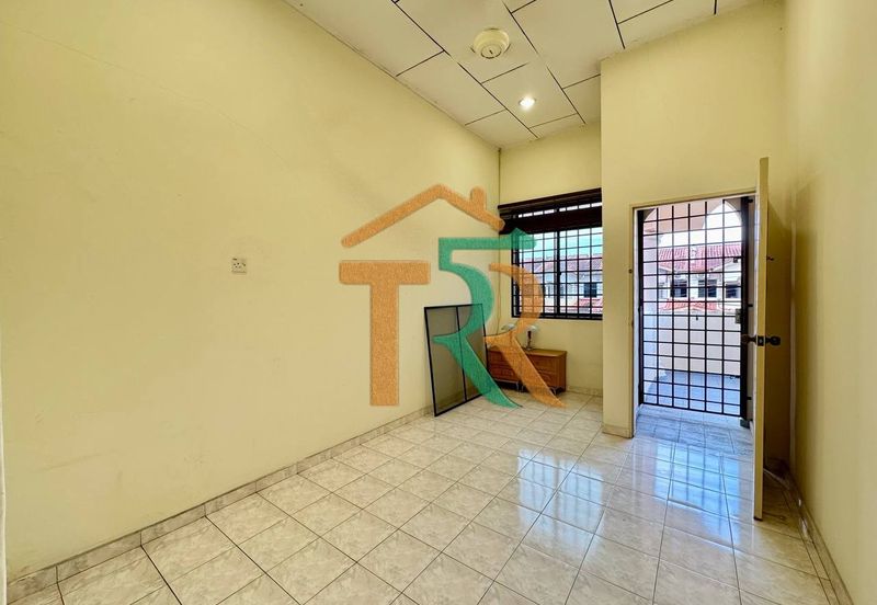 Jalan Junid Double Storey Terrace House For Sale in Muar，Freehold，5 Bedrooms & 3 Bathrooms