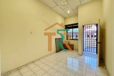 Jalan Junid Double Storey Terrace House For Sale in Muar，Freehold，5 Bedrooms & 3 Bathrooms