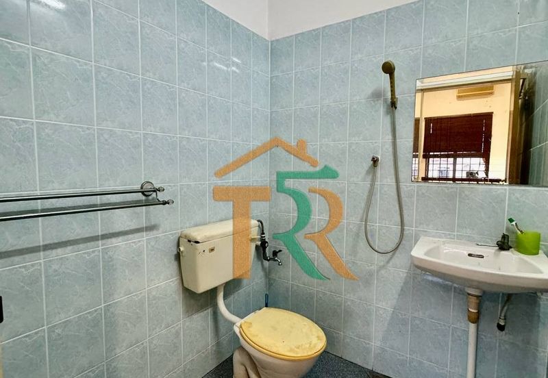 Jalan Junid Double Storey Terrace House For Sale in Muar，Freehold，5 Bedrooms & 3 Bathrooms