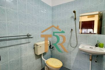 Jalan Junid Double Storey Terrace House For Sale in Muar，Freehold，5 Bedrooms & 3 Bathrooms