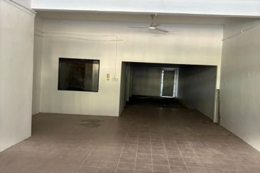 Double storey shop lot ( ground floor ) for rent@taman sentosa