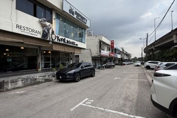 Double storey shop lot ( ground floor ) for rent@taman sentosa