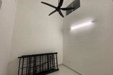 Bandar Putra Kulai (1b02a Piccolo 3a)