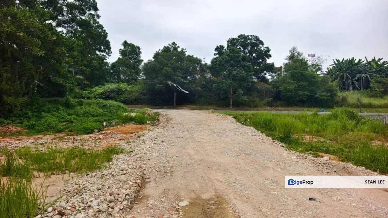 Seelong towards Ulu Tiram Road Medium Industrial Land For Rent  泗隆至乌鲁地南工业地出租, Johor, Senai