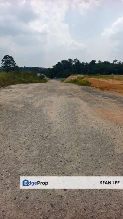 Seelong towards Ulu Tiram Road Medium Industrial Land For Rent  泗隆至乌鲁地南工业地出租, Johor, Senai