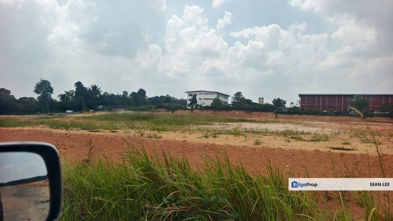 Seelong towards Ulu Tiram Road Medium Industrial Land For Rent  泗隆至乌鲁地南工业地出租, Johor, Senai