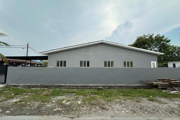 Gelang Patah Single storey corner house for SALE