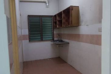 Lily Apartment, Taman Saujana Utama