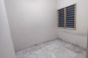 Lily Apartment, Taman Saujana Utama