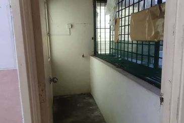 Lily Apartment, Taman Saujana Utama