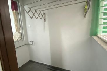 Pangsapuri Pelangi, Taman Emas