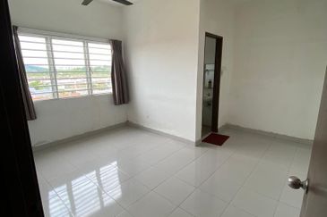 Pangsapuri Pelangi, Taman Emas