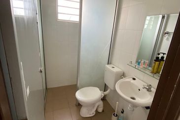 Pangsapuri Pelangi, Taman Emas