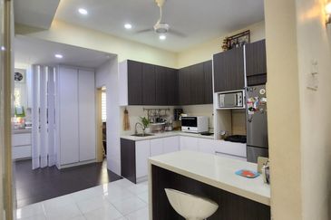 Tastefully Renovated and Well Maintained Double Storey Superlinked House at Kemuning Bayu Kota Kemuning For Sale!!