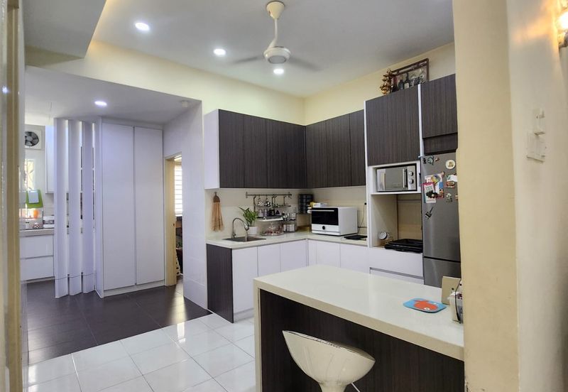 Tastefully Renovated and Well Maintained Double Storey Superlinked House at Kemuning Bayu Kota Kemuning For Sale!!