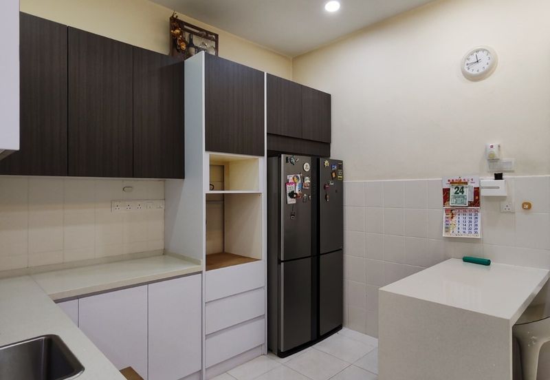 Tastefully Renovated and Well Maintained Double Storey Superlinked House at Kemuning Bayu Kota Kemuning For Sale!!