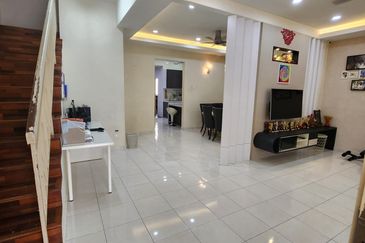 Tastefully Renovated and Well Maintained Double Storey Superlinked House at Kemuning Bayu Kota Kemuning For Sale!!