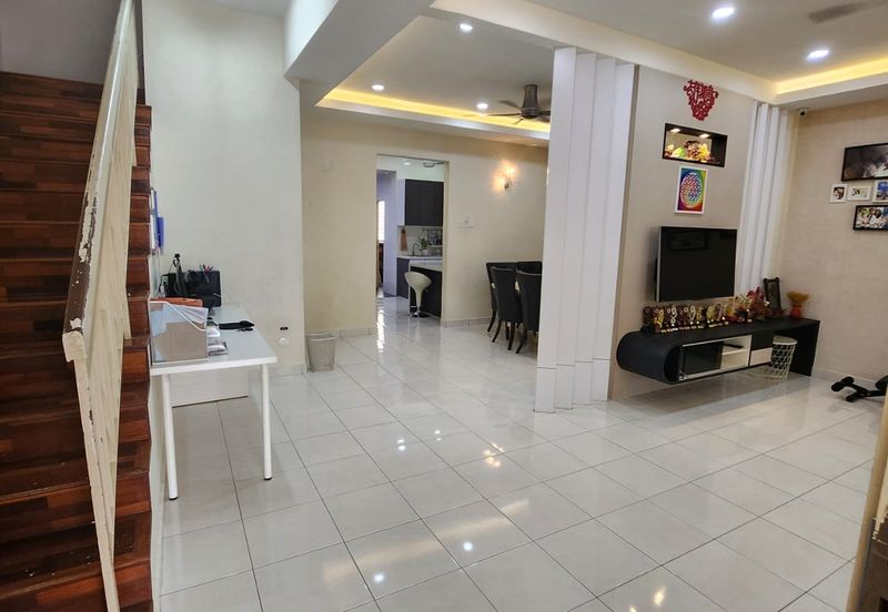 Tastefully Renovated and Well Maintained Double Storey Superlinked House at Kemuning Bayu Kota Kemuning For Sale!!